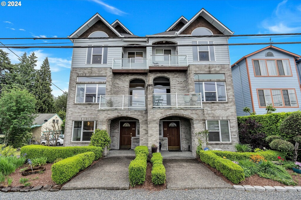 townhome / multi-family property featuring a balcony