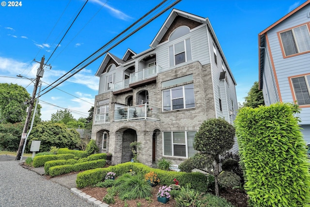 view of front of property featuring a balcony