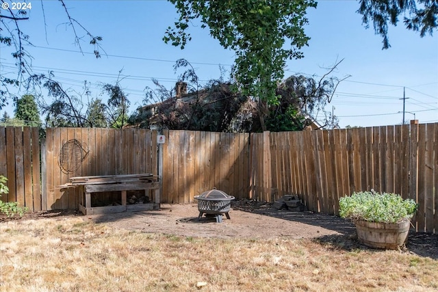 view of yard featuring a fire pit