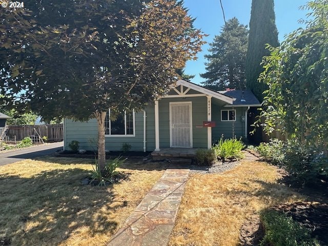 view of front of home featuring a front lawn