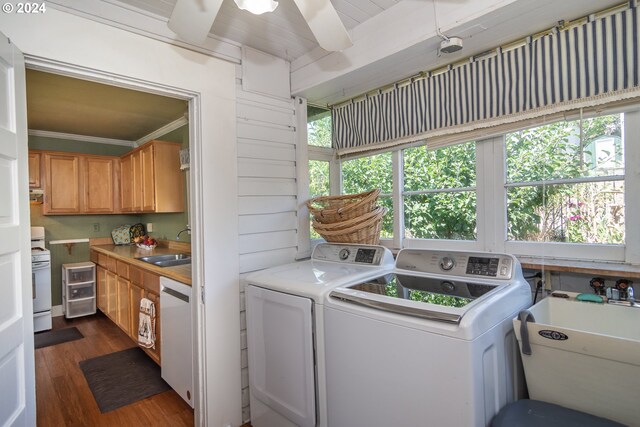 clothes washing area featuring separate washer and dryer, dark wood-type flooring, sink, and ceiling fan