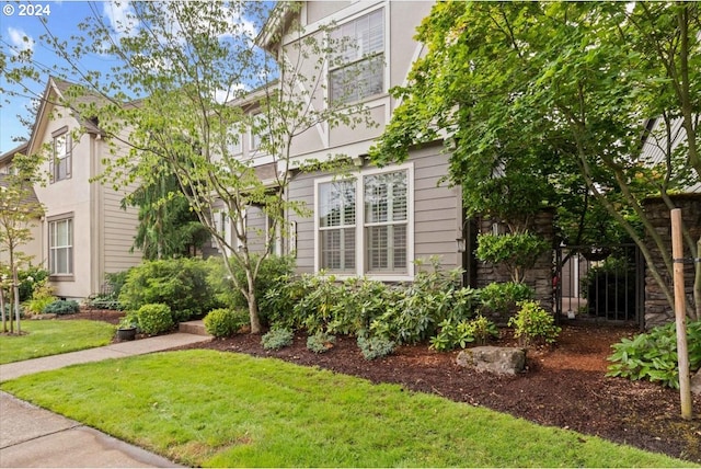 view of front facade featuring a front yard