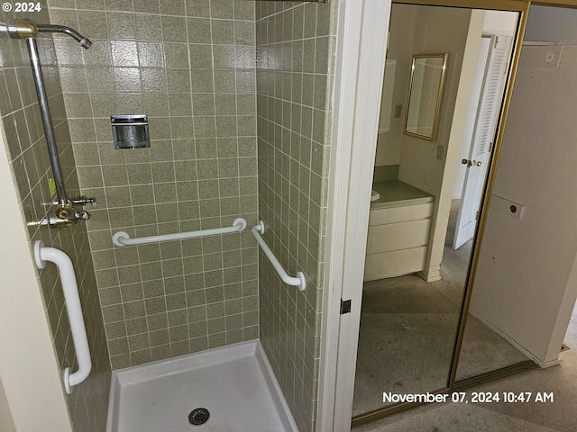 bathroom featuring a tile shower