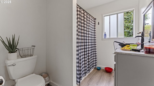 976 E St, Coos Bay, OR 97420 - full bathroom with toilet, baseboards, a shower with curtain, and wood finished floors