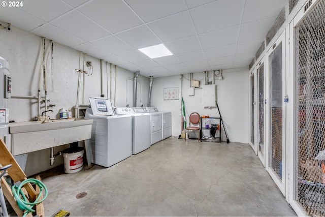 washroom featuring washing machine and clothes dryer