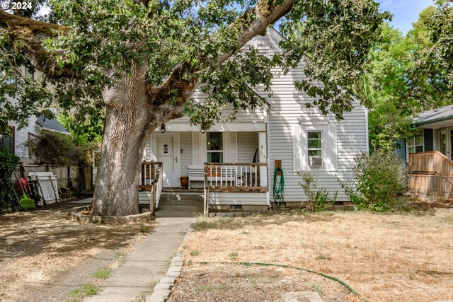 view of front of house with covered porch