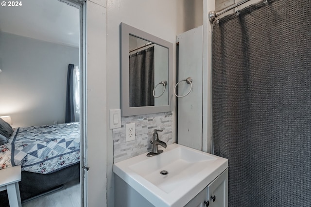 bathroom featuring decorative backsplash and vanity