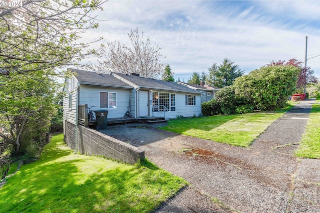 ranch-style home featuring a front lawn