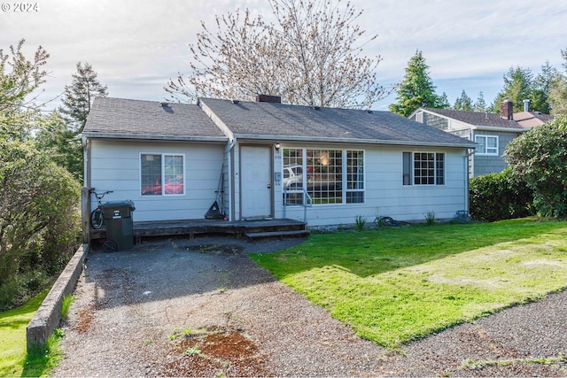 single story home with a front lawn