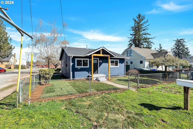 view of front of property featuring a front lawn