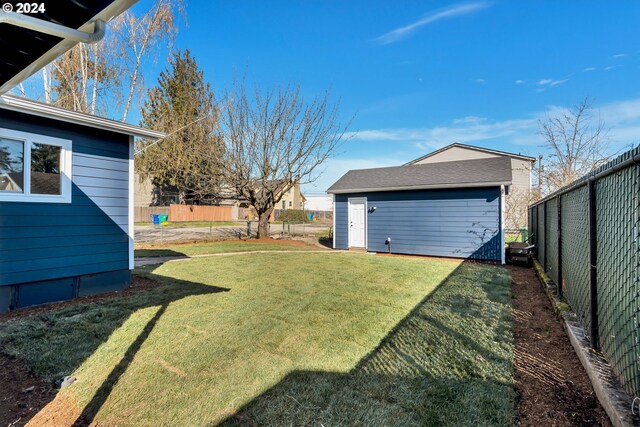 view of yard with an outdoor structure