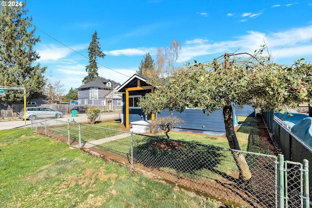 view of front of property featuring a front lawn