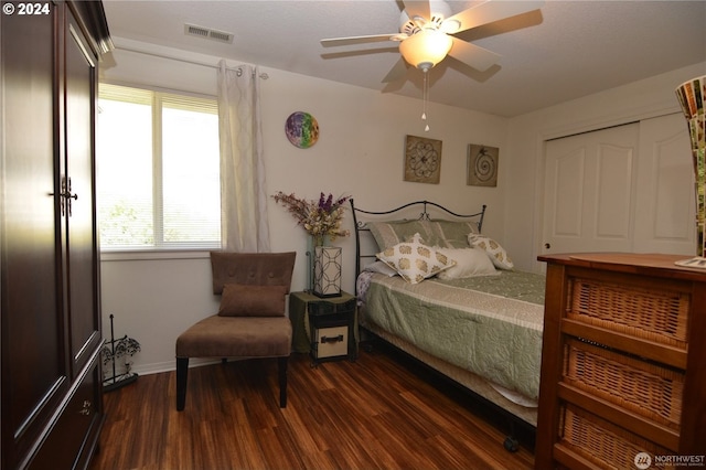 bedroom featuring dark hardwood / wood-style floors, ceiling fan, and a closet