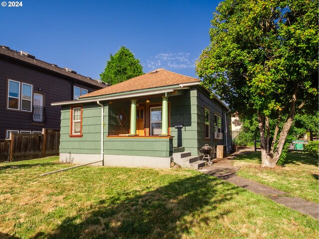 view of front of home featuring a front lawn