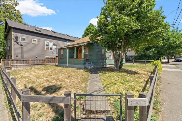 view of side of property featuring a lawn