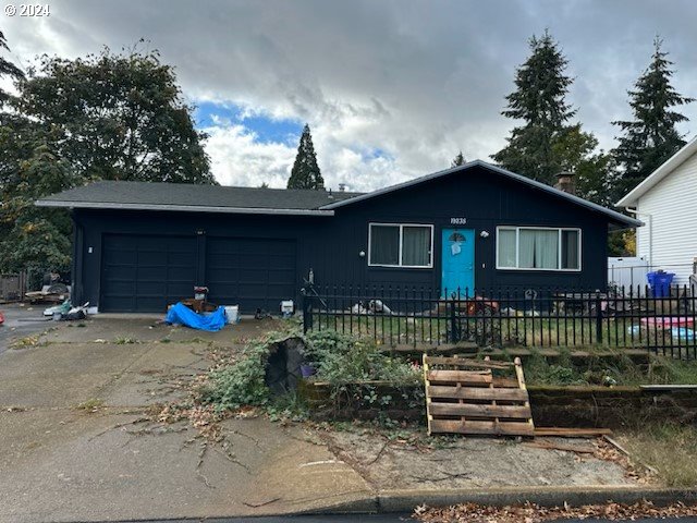 view of front facade featuring a garage