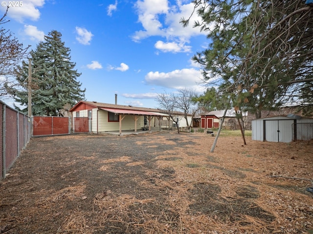 view of yard featuring a storage unit