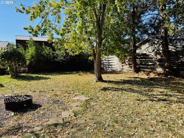 view of yard featuring a fire pit