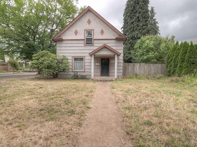 view of front of property featuring a front lawn