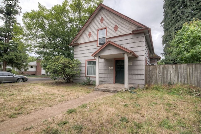 view of front of house featuring a front lawn