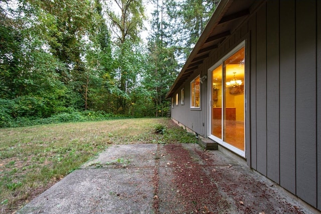 view of yard featuring a patio