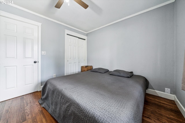 bedroom featuring ceiling fan, dark hardwood / wood-style flooring, crown molding, and a closet