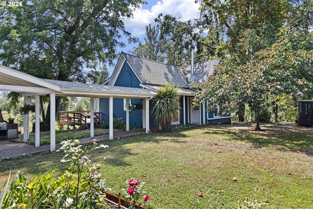 view of front of property featuring a front yard