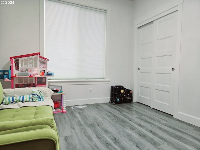 living area with light hardwood / wood-style flooring