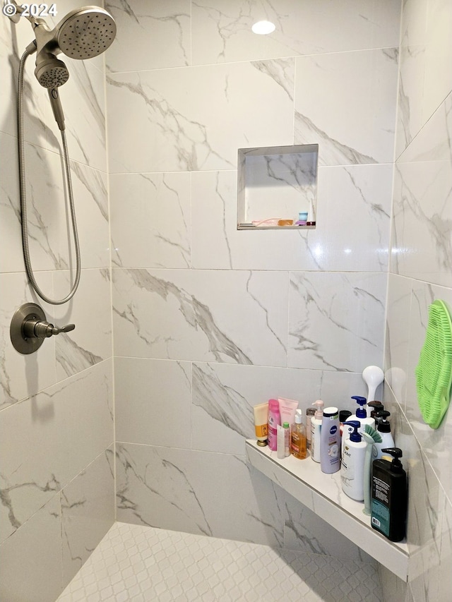 bathroom featuring a tile shower