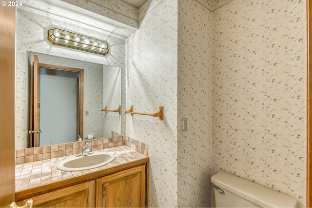 bathroom with combined bath / shower with glass door