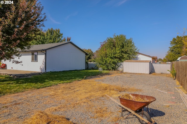 view of yard with an outbuilding