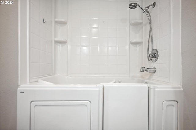 bathroom featuring tiled shower / bath