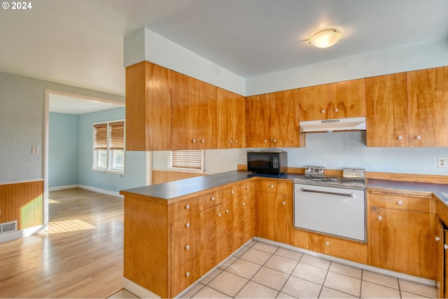 kitchen featuring light hardwood / wood-style floors, kitchen peninsula, and electric stove