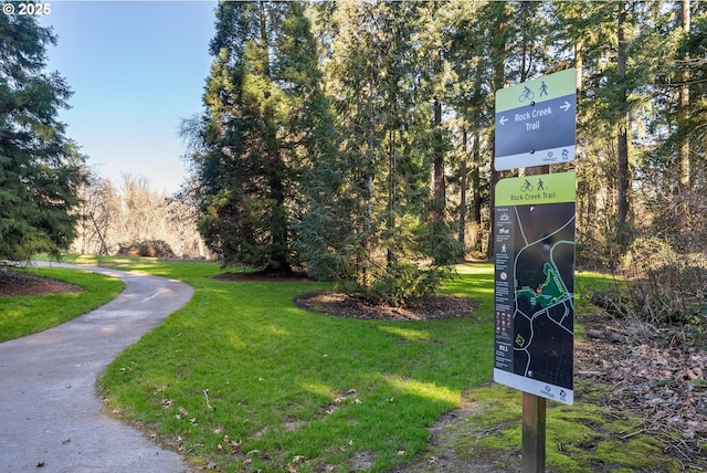 view of property's community featuring a lawn