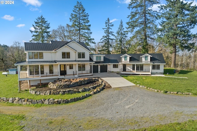 view of front facade featuring a porch and a front lawn