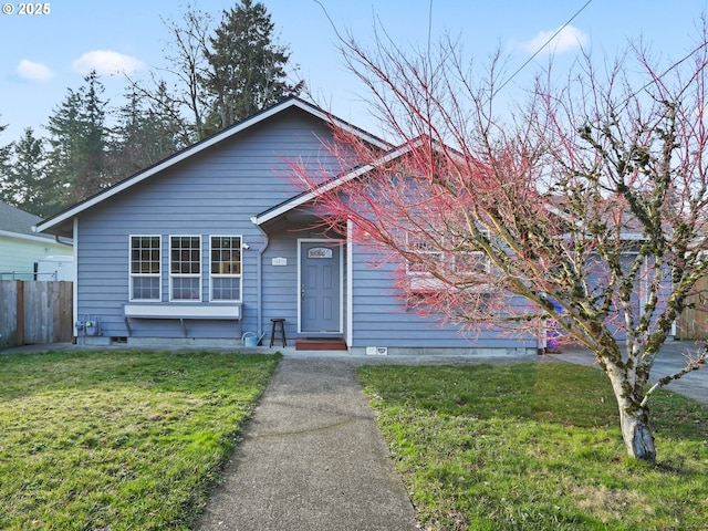 view of front facade featuring a front yard