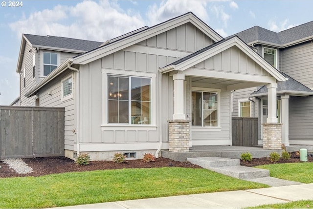 craftsman inspired home featuring a front lawn