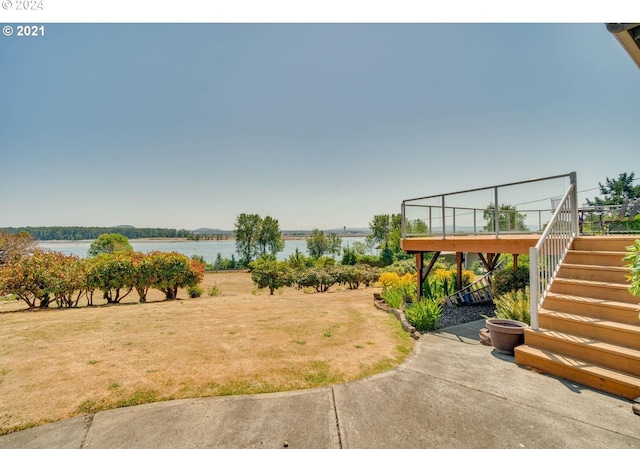 view of yard featuring a water view