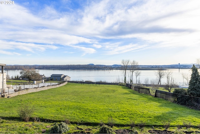 view of yard featuring a water view