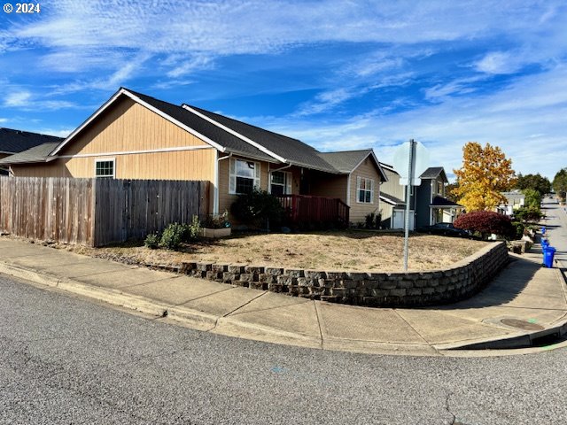 view of front facade with fence