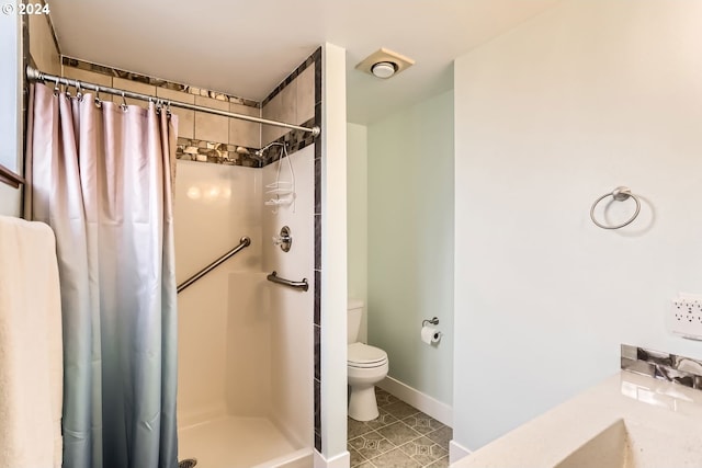 bathroom featuring a shower with shower curtain and toilet