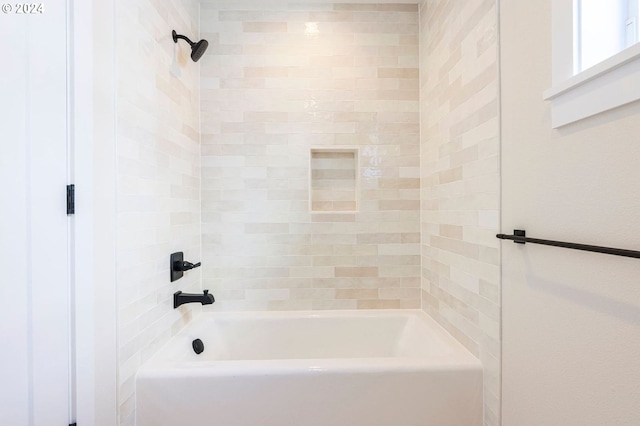 bathroom with tiled shower / bath