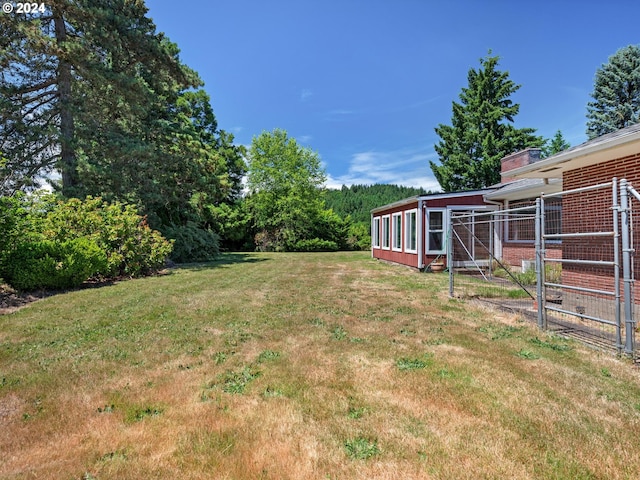 view of yard with an outdoor structure