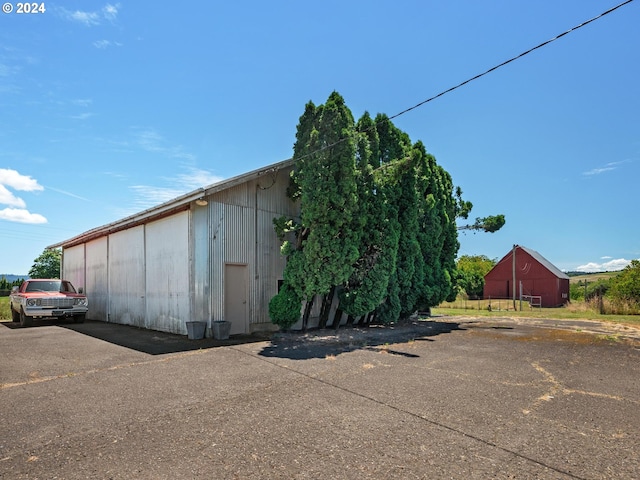 exterior space featuring an outbuilding