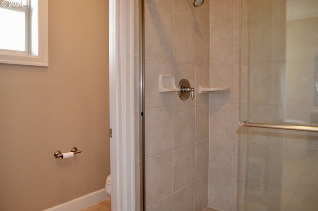 bathroom with tiled tub