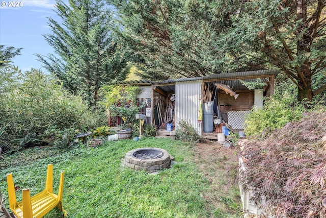 view of yard featuring a fire pit