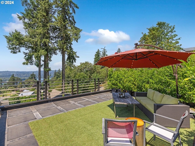 view of yard featuring outdoor lounge area