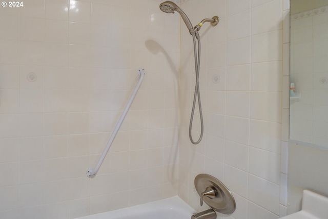 bathroom featuring tiled shower / bath combo