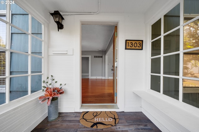 property entrance featuring covered porch