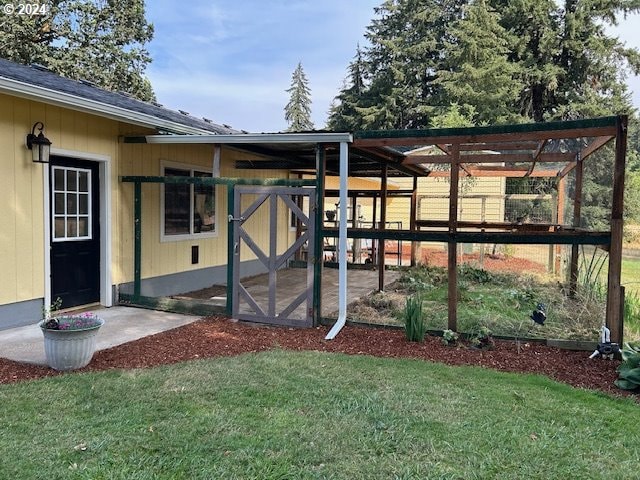 view of yard featuring a pergola